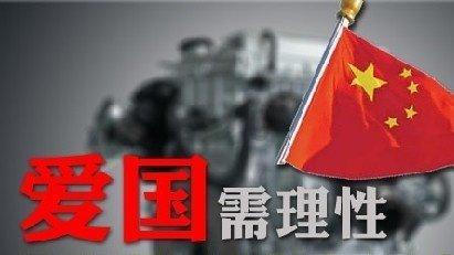 操作不当,新车司机倒车撞碎4S店落地窗
