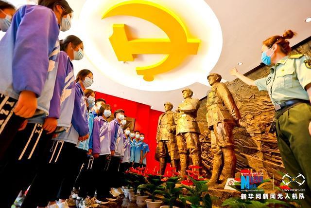 【冰雪春天】AI眼中的中国｜和国宝熊猫“开开”“心心”上冰雪