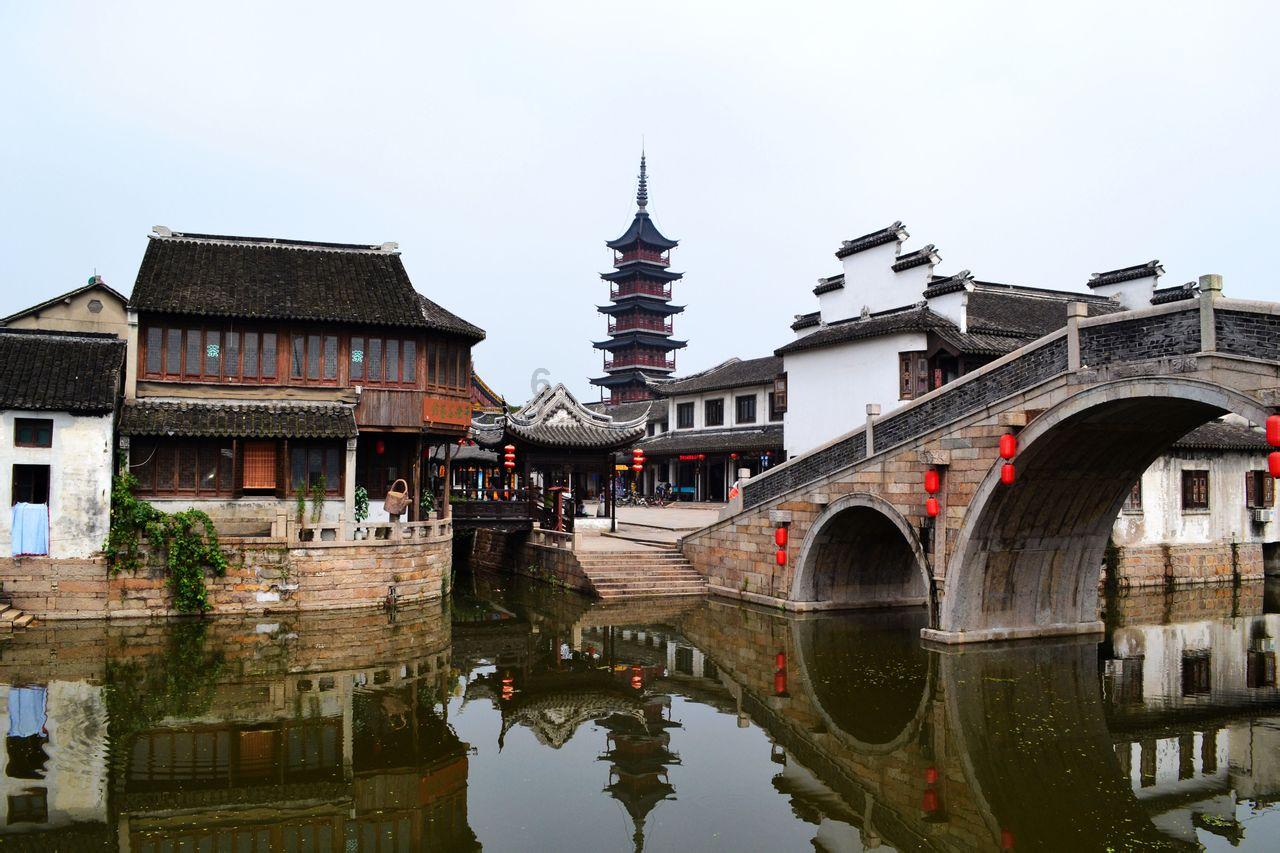 沐浴阳光，吕文扬的澳门黑沙海滩漫步
