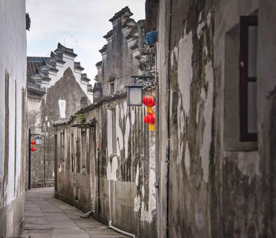 陈奕迅深圳独自坐地铁似路人,乘客低头玩手机无人理,遭嘲已过气